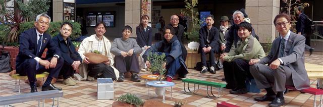 設置セレモニーには審査委員、製作者がそろった