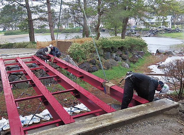 鋼製桁を橋台に据え付ける