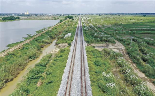 ミャンマーの中央平原を縦断するヤンゴン・マンダレー鉄道
