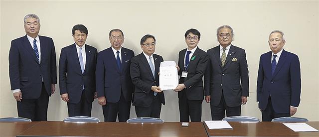 齋藤部長（右から３人目）に要望書を手渡す千葉会長（同４人目）
