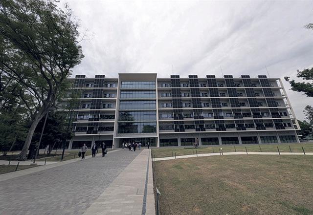 創発棟エントランス外観