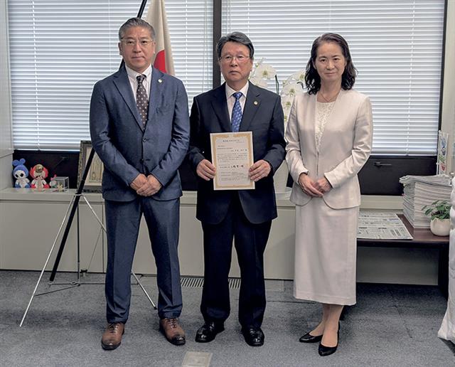 左から全室協の星野保夫専務理事、伊東会長、厚労省の宮本人材開発統括官