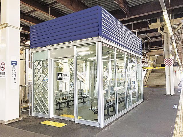 幕張本郷駅の待合室。メンテナンスフリーで、設置後のコストを抑えられるのが特長だ