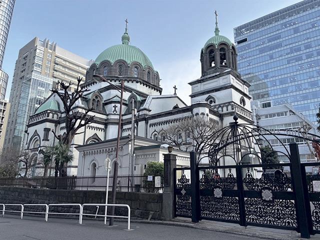 解体が進むニコライ会館に隣接する東京復活大聖堂