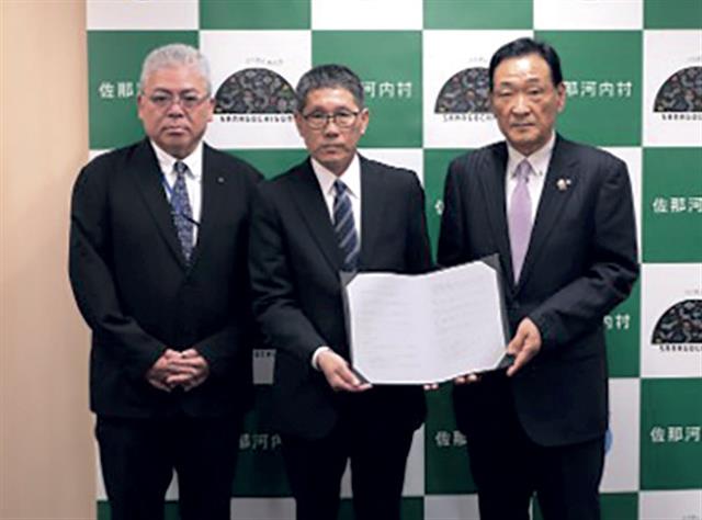 　（左から）梶浦課長、川人社長、　岩城村長