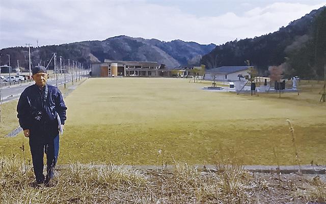 震災遺構大川小学校と筆者（２６年２月撮影）