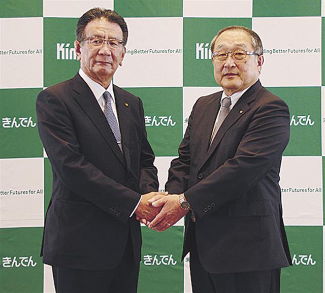 握手を交わす上坂社長（左）と吉増次期社長