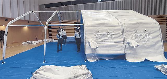 屋根膜をフレームレールに差し込むだけで、女性でも簡単に張ることができる