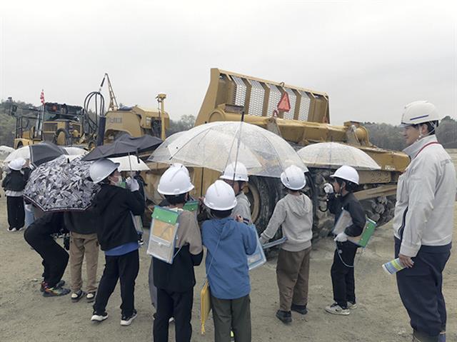 児童に渡された記念品のこけし