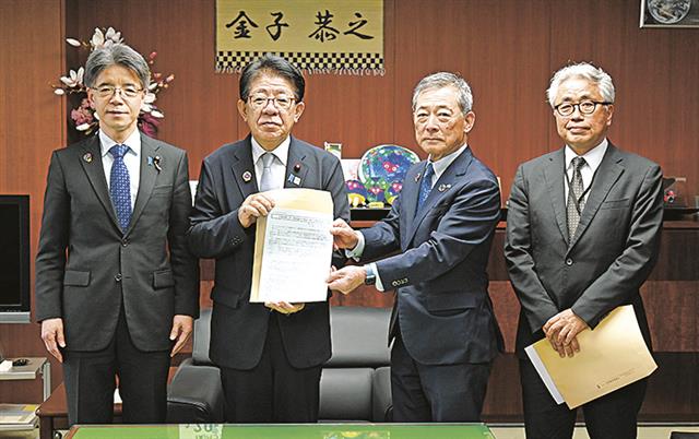 金子国交相（中央左）に要望書を手渡す今井会長