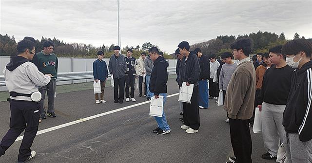 走路を歩いて舗装の違いを体感