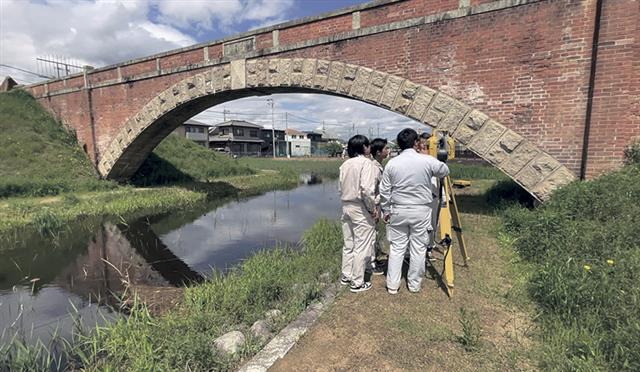 平木橋の測量を体験した