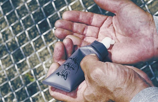 「主守手」のハンド＆スキンクリームは、ワンタッチで開閉できる容器や、セメントをイメージし、灰色のブランドカラーも建設現場を意識した