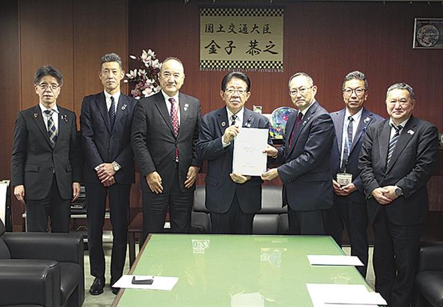 金子国交相（中央）に要望書を手渡す川田会長（中央右）