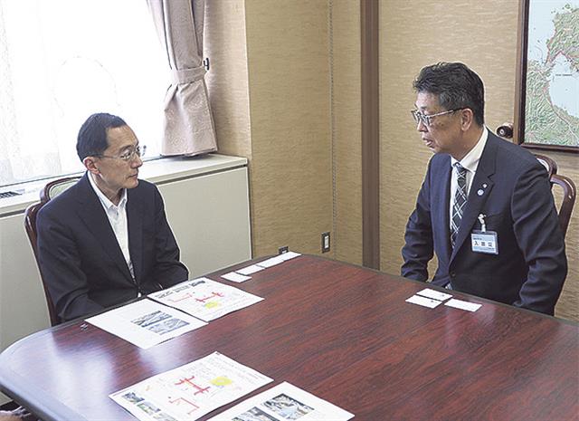 鎌田副局長（左）と瀬島町長