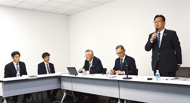 （右から）西田会長、森下協一副会長、阿部ＷＧ長、浅井氏、草刈氏