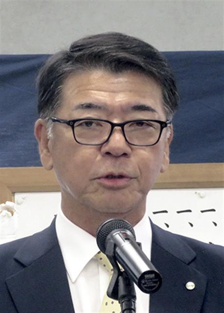 あいさつする堤社長