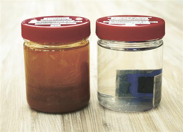 炭素鋼鋼管を入れ、つくば市の水道水と、「金属を腐食させにくい水」（右）を同日に流し込んだ瓶。腐食の進行度合いは一目瞭然