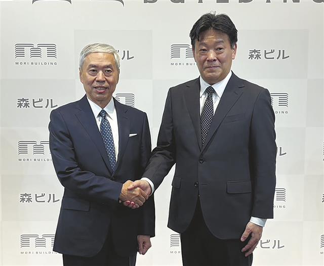 会見に臨んだ〓（）社長（左）と向後取締役常務執行役員
