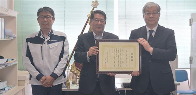 （右から）三浦校長、佐藤貴尚取締役兼専務執行役員、大沼貴利現場代理人