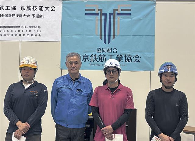 優勝した岡本氏（右から２人目）、準優勝のグエン・ユイ・カイン氏（右）、３位のチャン・トゥ・ユイ氏（左）、早川理事長（左から２人目）
