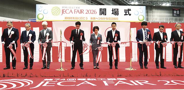 文挾会長（左から３人目）ら電設協関係者と来賓がテープカットした　　　　　　　　　