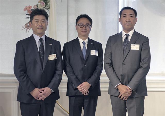 （左から）佐藤代表取締役、陰山社長、藤本理事