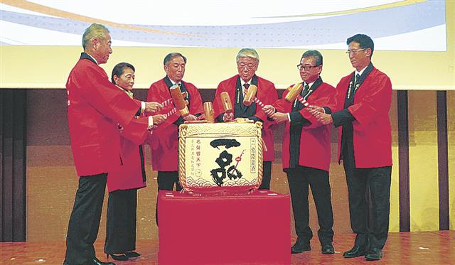 永尾社長と関係者で鏡開きした
