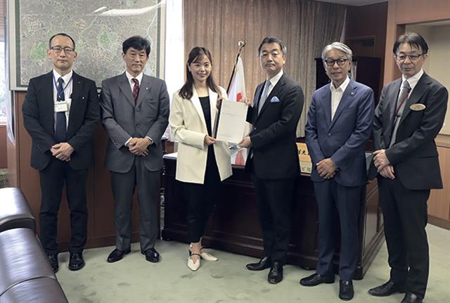 提言書を手にする石山氏（中央左）と佐々木副大臣（中央右）