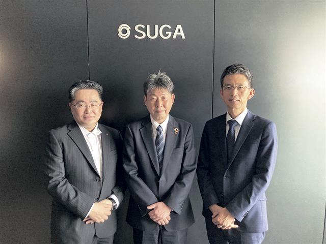 左から小笠原部長、  吉本専務、栗原部長