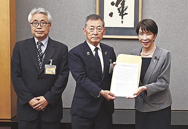 高市首相（右）に要望書を手渡す今井会長　　　　　