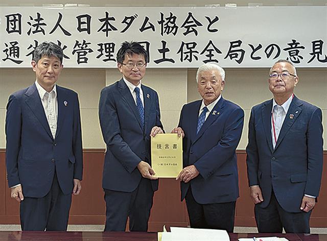 廣瀬技監（中央左）に提言書を手渡す押味会長