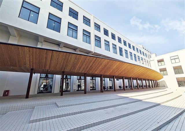 庇奥の１階内部は光と風を「取り戻した」カフェなど人が集う空間に