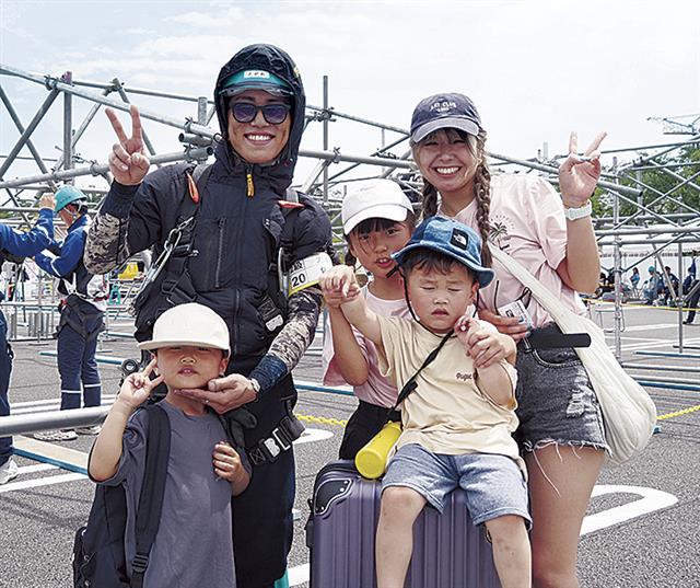 見事優勝し笑顔の佐川さん一家