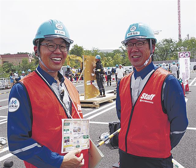 　会場を巡回する「コンシェルジュ」たち。　吉野さん（左）と総務部部長の山中英範さん