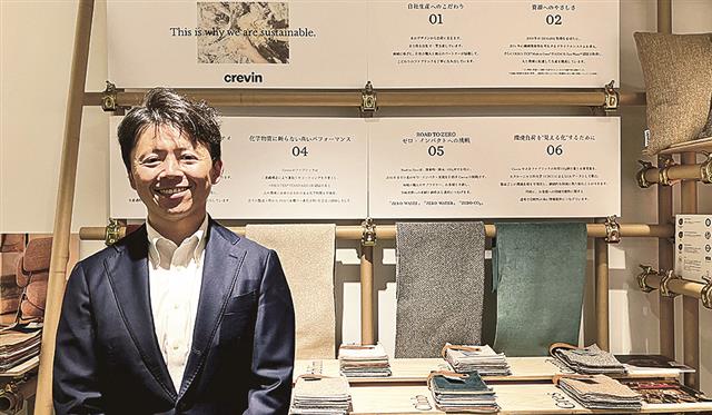 クレビン製の生地を　アピールする阿部社長