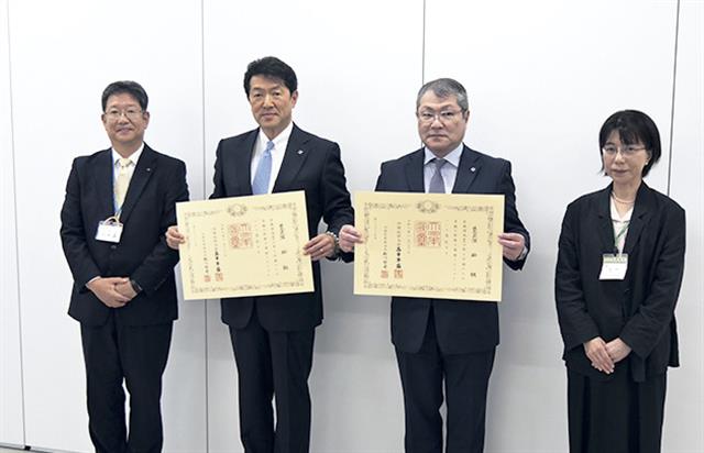 （左から）志賀部長、深松努社長、深松徹副社長、松田局長