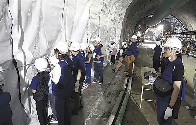 　 トンネル壁面の防水シートに　 名前や絵などを記した