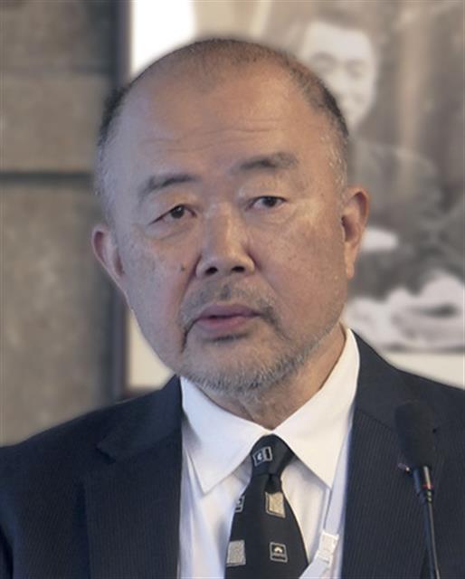 あいさつする山内理事長