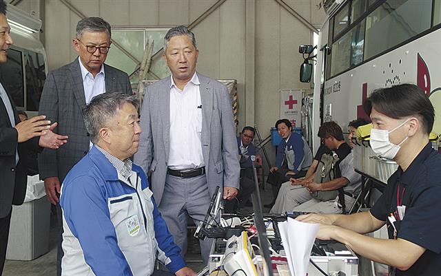 激励に訪れた竹中本店長（中央）