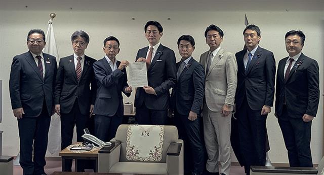 小林氏に提言書を手渡す船橋氏（左から３人目）