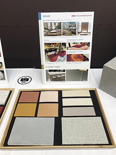 テラコッタを取り入れた展示の写真（奥）と同社が提供するテラコッタ系のメラミン化粧板