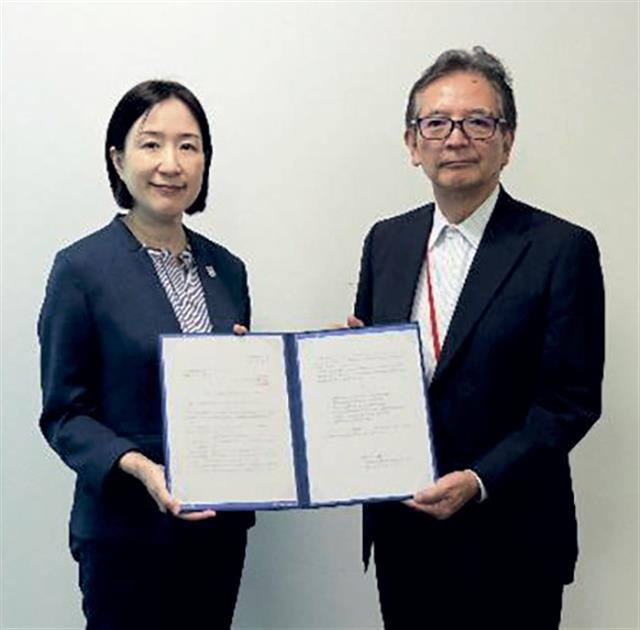 大久保区長（左）が増永事務局長に要望書を手渡した