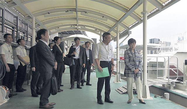 説明に耳を傾ける小池都知事（右）