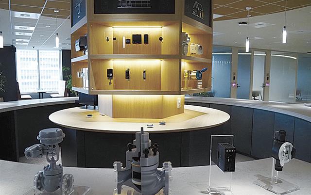 エントランス・ラウンジに設けた製品展示エリア。各事業の代表的な製品を並べている