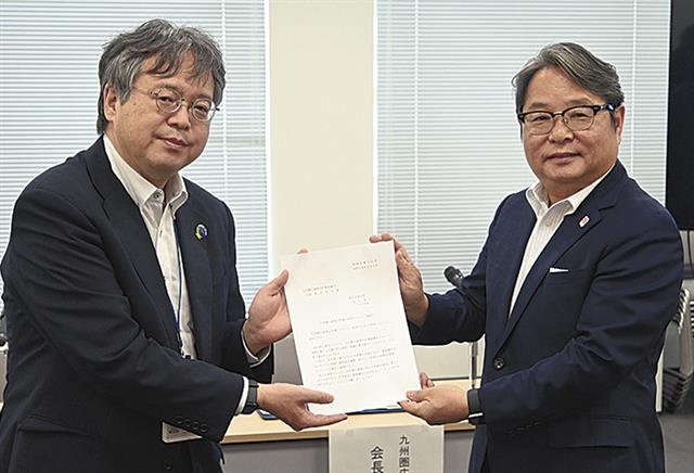 垣下局長（左）と池辺会長