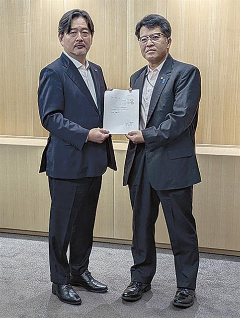 山根会長（左）と八尾副市長