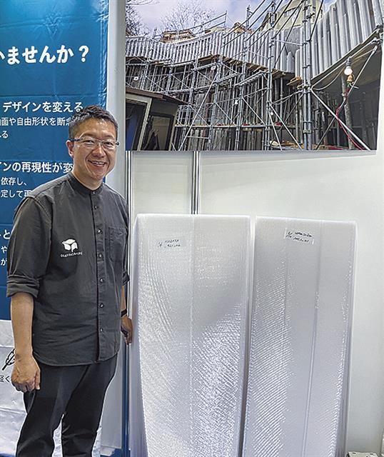 曲線型枠を紹介する松岡ＣＥＯ