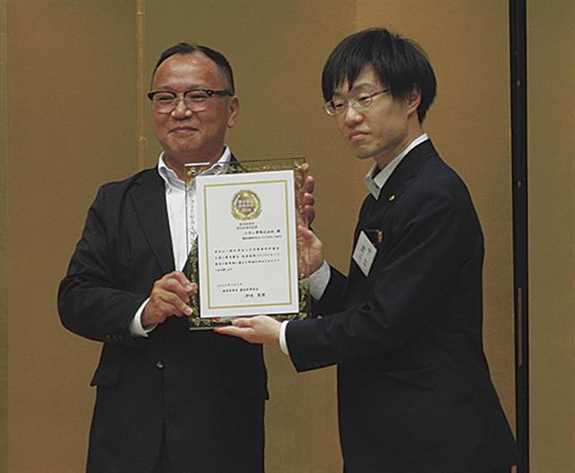 （左から）谷原部長、三洋工業の安井氏