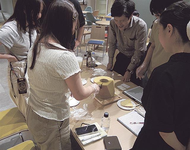 バウムクーヘンで「木取り」を体験